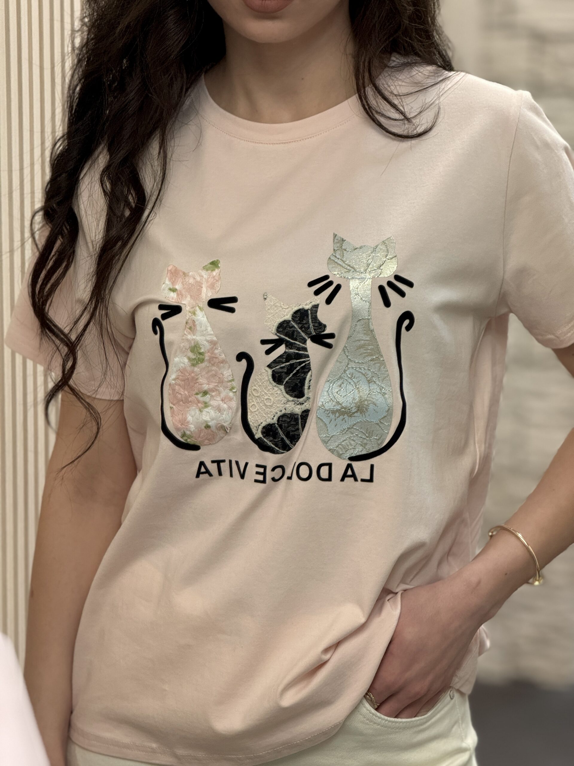ТЕНИСКА С ДЕКОРАТИВНА АПЛИКАЦИЯ